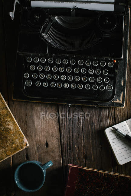 Ретро-винтажная пишущая машинка стоит на старом деревянном столе — стоковое фото