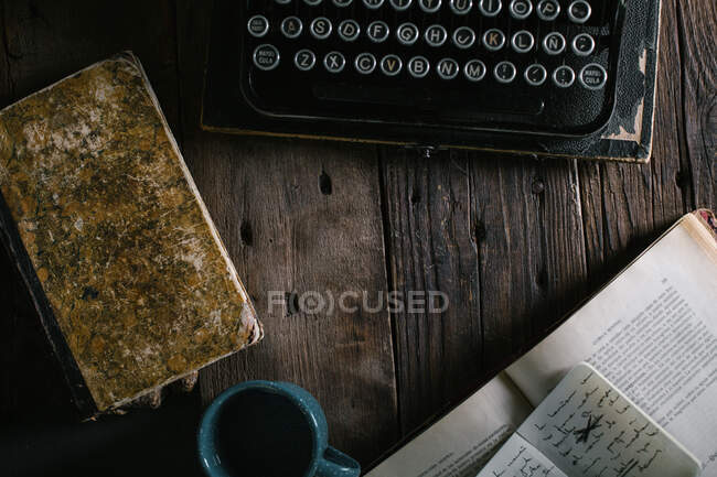 Ретро старовинна друкарська машинка стоїть на старому дерев'яному столі — стокове фото