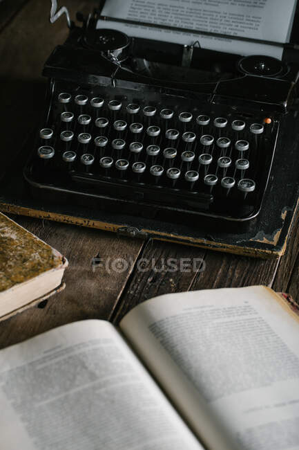 Ретро старовинна друкарська машинка стоїть на старому дерев'яному столі — стокове фото