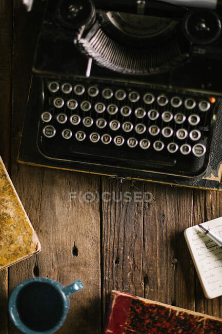 Macchina da scrivere vintage retrò in piedi su vecchio tavolo di legno — Foto stock