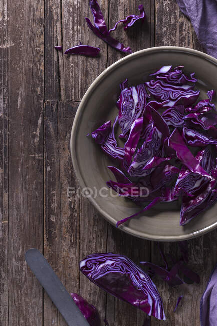 Top view of red cabbage sliced leaves placed on rustic wooden table — Stock Photo