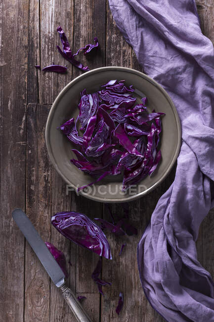 Top view of red cabbage sliced leaves placed on rustic wooden table — Stock Photo