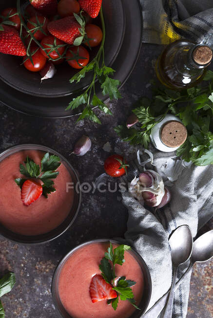 Vista superior del tazón con gazpacho de fresa fresca sopa fría colocada en la mesa oscura - foto de stock