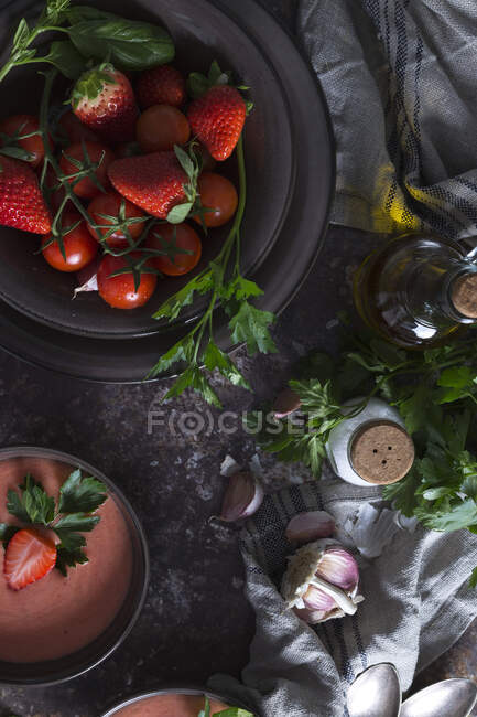 Draufsicht auf Schüssel mit frischer Erdbeer Gazpacho-Suppe auf dunklem Tisch — Stockfoto