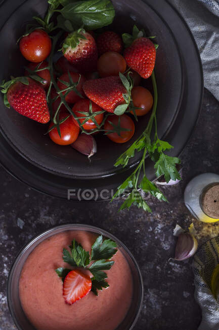 Vista superior de tigelas com sopa fria de morango fresco gaspacho colocado na mesa escura — Fotografia de Stock