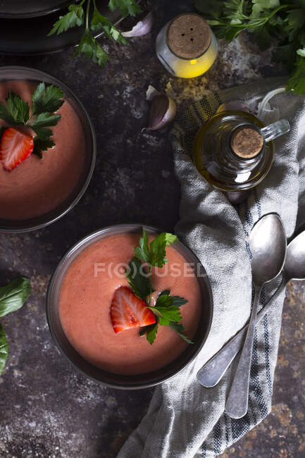 Vista superior del tazón con gazpacho de fresa fresca sopa fría colocada en la mesa oscura - foto de stock