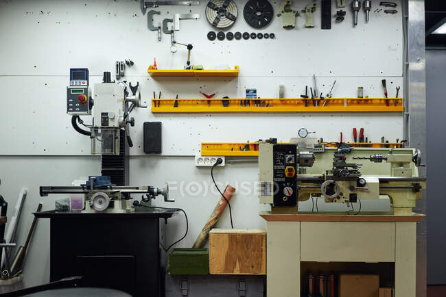 Interior brilhante da moderna oficina de reparação espaçosa com vários instrumentos e aparelhos de metal — Fotografia de Stock
