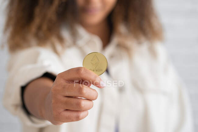 Невпізнавана чорна дівчина тримає криптовалюту в руках. — стокове фото