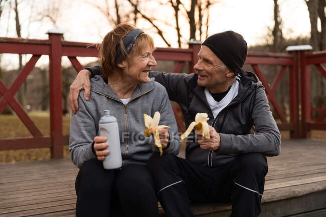 Altes Paar macht Trainingspause und ernährt sich gesund und sieht sich an — Stockfoto