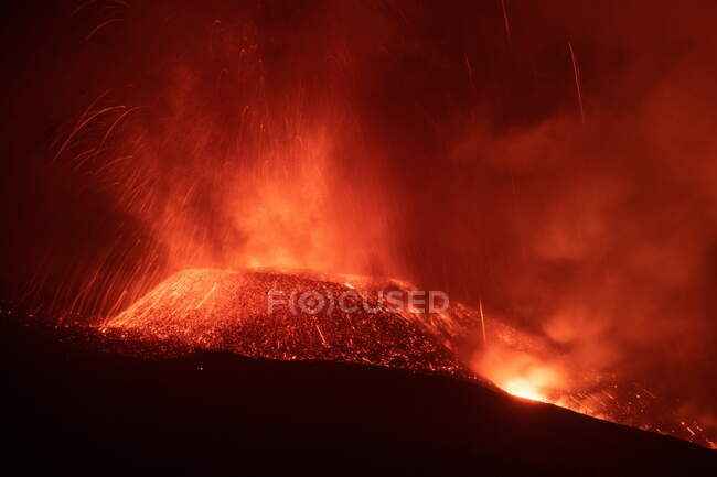 Lava quente e magma saindo da cratera com plumas de fumaça. Erupção vulcânica Cumbre Vieja nas Ilhas Canárias de La Palma, Espanha, 2021 — Fotografia de Stock