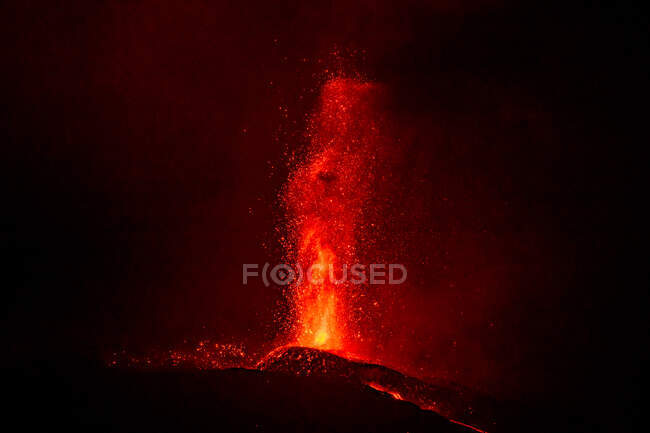 Lava calda e magma fuoriescono dal cratere con pennacchi neri di fumo. Cumbre Vieja eruzione vulcanica a La Palma Isole Canarie, Spagna, 2021 — Foto stock