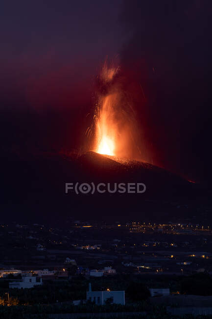 Lava quente e magma saindo da cratera com fumaça negra. Erupção vulcânica Cumbre Vieja nas Ilhas Canárias de La Palma, Espanha, 2021 — Fotografia de Stock