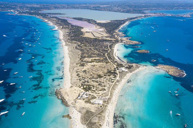 Drone vista di Ibiza tra le Baleari e il Mediterraneo con yacht che navigano su acqua increspata alla luce del giorno — Foto stock