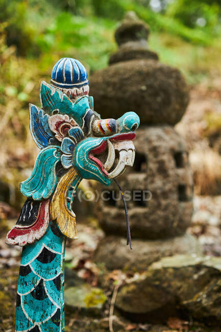 Escultura de dragão com ornamento em escadaria contra lanterna de pedra áspera no jardim de Bali Indonésia — Fotografia de Stock