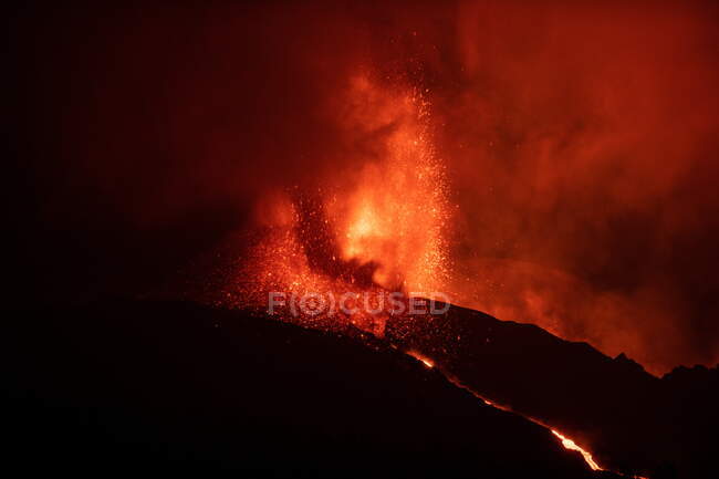 Heiße Lava und Magma strömen mit Rauchschwaden aus dem Krater. Cumbre Vieja Vulkanausbruch auf La Palma Kanarische Inseln, Spanien 2021 — Stockfoto