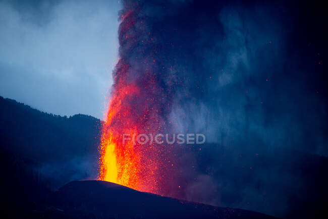 Hot lava and magma pouring out of the crater with black plumes of smoke. Cumbre Vieja volcanic eruption in La Palma Canary Islands, Spain, 2021 — Stock Photo