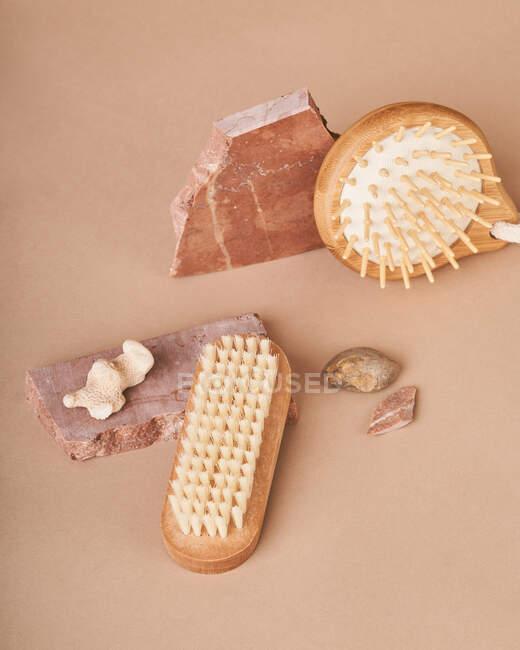 Dall'alto di spazzole eco friendly e saponette naturali con pietra pomice e minerale su sfondo beige — Foto stock
