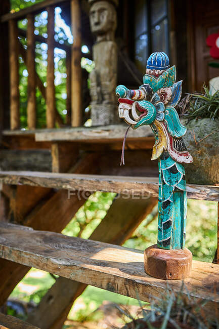 Drachenstatue mit Dekor auf alter Treppe der Konstruktion an einem sonnigen Tag auf Bali Indonesien — Stockfoto