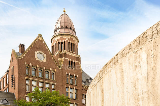 Baixo ângulo de edifício antigo hotel tijolo histórico feito em estilo clássico em Amsterdã — Fotografia de Stock