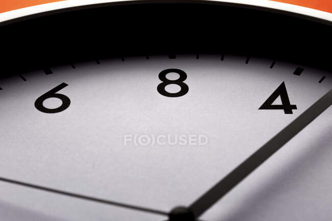 Angolo basso di orologio che misura il tempo con le frecce ora e seconda appese alla parete — Foto stock