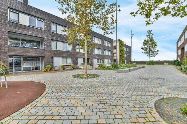 Moderne Häuserfront und Gehweg mit Bäumen unter bewölktem Himmel in der Provinz Utrecht Holland — Stockfoto