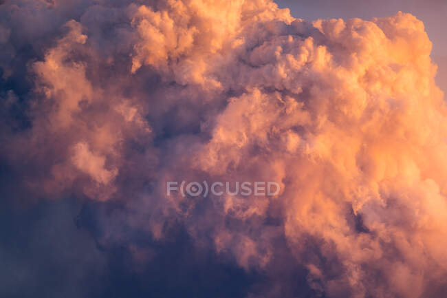 Столб черно-белого дыма, создаваемого вулканом, и на заднем плане голубое небо. Извержение вулкана Кумбре-Вьеха на Канарских островах, Испания, 2021 г. — стоковое фото
