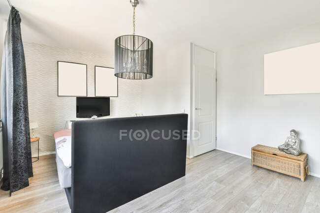 Intérieur de la chambre avec lit et TV conçu dans un style minimaliste dans un nouvel appartement contemporain — Photo de stock