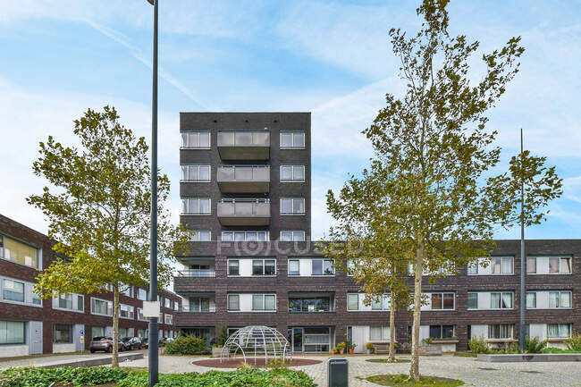 Maison contemporaine à l'extérieur et passerelle avec des arbres sous un ciel nuageux dans la province d'Utrecht Hollande — Photo de stock