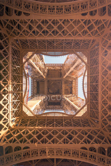 En contrebas de la tour d'observation avec poteaux d'appui et décor symétrique par temps ensoleillé à Paris France — Photo de stock