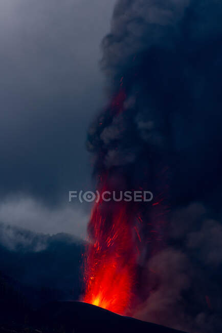 Lava quente e magma saindo da cratera com fumaça negra. Erupção vulcânica Cumbre Vieja nas Ilhas Canárias de La Palma, Espanha, 2021 — Fotografia de Stock