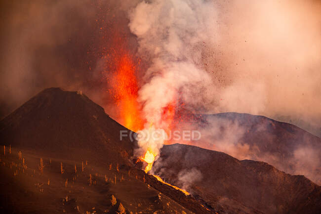 Lava calda e magma fuoriescono dal cratere con pennacchi di fumo. Cumbre Vieja eruzione vulcanica a La Palma Isole Canarie, Spagna, 2021 — Foto stock