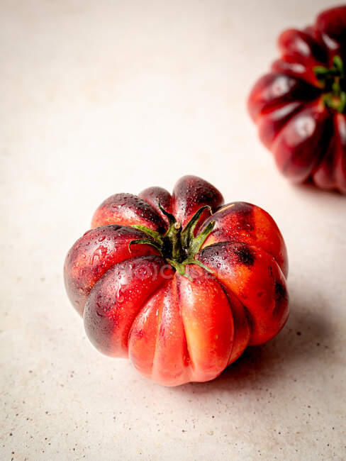 Primo piano vista dall'alto di diversi pomodori rossi su un tavolo bianco — Foto stock
