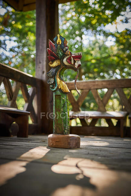 Scultura di drago con ornamento su piedistallo in costruzione invecchiata in bambù a Bali Indonesia — Foto stock