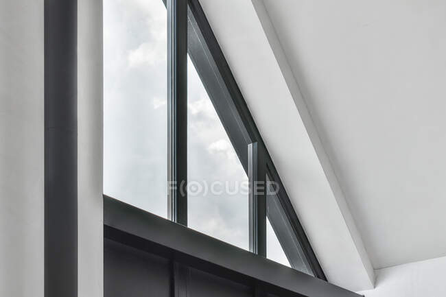 Angolo basso della finestra sotto il soffitto bianco in soffitta in casa a due piani — Foto stock