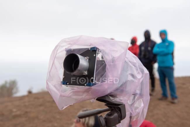 Volcanologists with technical equipment observing the Cumbre Vieja volcanic eruption in La Palma Canary Islands, Spain, 2021 — Stock Photo
