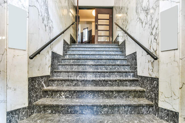 Пустая лестница с перилами, ведущими к входу в современное здание в дневное время — стоковое фото