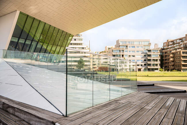 Современное здание Национального музея Института Глазного Кино Нидерланды расположено в районе Оверхоекс Амстердама — стоковое фото