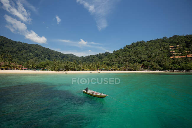 Paysage d'eau de mer claire et transparente avec des bateaux sur la plage de sable et la forêt tropicale exotique en Malaisie — Photo de stock