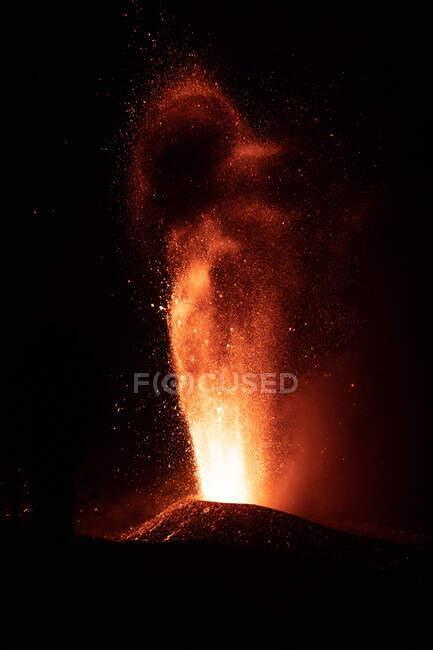 Lava calda e magma fuoriescono dal cratere di notte. Cumbre Vieja eruzione vulcanica a La Palma Isole Canarie, Spagna, 2021 — Foto stock