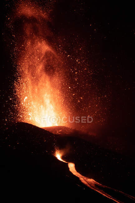 Hot lava and magma pouring out of the crater at night. Cumbre Vieja volcanic eruption in La Palma Canary Islands, Spain, 2021 — Stock Photo
