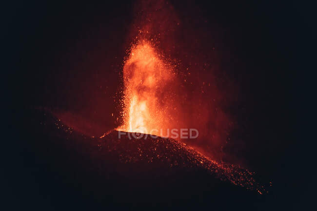 Lava quente e magma saindo da cratera à noite. Erupção vulcânica Cumbre Vieja nas Ilhas Canárias de La Palma, Espanha, 2021 — Fotografia de Stock