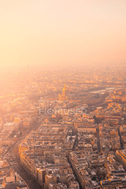 Vue aérienne du quartier de la ville avec bâtiments résidentiels et Tour Eiffel sur Champ de Mars dans la brume à Paris — Photo de stock