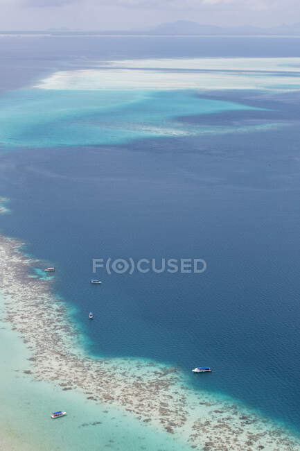Luftaufnahme von Booten am türkisfarbenen Meerwasser-Sandstrand im sonnigen Ferienort Malaysia — Stockfoto