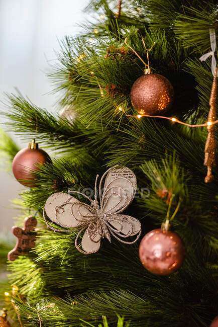 Branches de sapin décorées avec des lumières de fées et des boules pour la célébration de Noël — Photo de stock