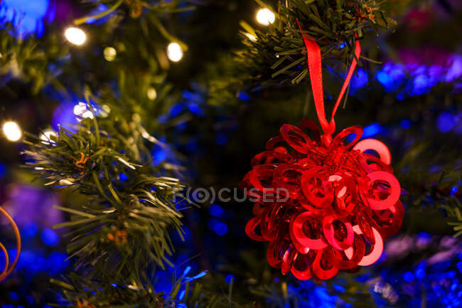 Festlicher Schmuck, der an einem Zweig des Nadelbaums hängt und mit Girlanden für die Weihnachtsfeier geschmückt ist — Stockfoto