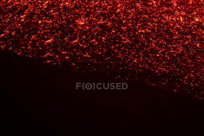 Lava quente e magma saindo da cratera. Erupção vulcânica Cumbre Vieja nas Ilhas Canárias de La Palma, Espanha, 2021 — Fotografia de Stock