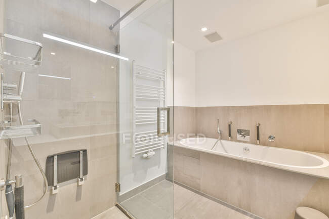 Interior da casa de banho contemporânea com cabine de duche e banheira projetada em estilo mínimo em novo apartamento — Fotografia de Stock
