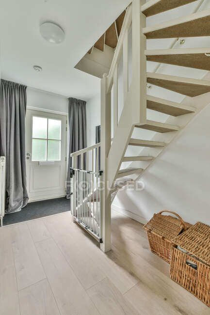 Innenraum des hellen Korridors mit Holztreppe in einer modernen Wohnung mit minimalistischem Design — Stockfoto