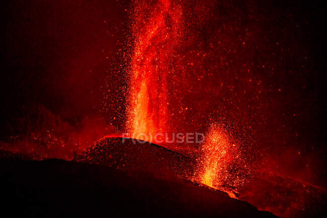 Горячая лава и магма, вытекающие из кратера с черными пятнами дыма. Извержение вулкана Кумбре-Вьеха на Канарских островах, Испания, 2021 г. — стоковое фото