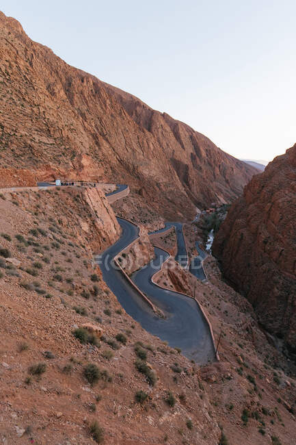 Dades Gole con strade curve e fiume tra la catena montuosa dell'Alto Atlante in Marocco Nord Africa — Foto stock